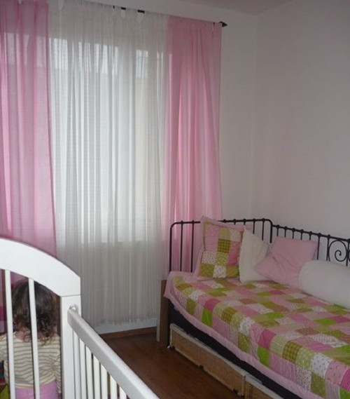 Růžové patchwork závěsy — foto 2