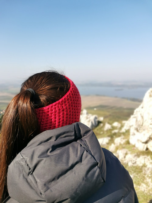 Háčkovaná merino čelenka červená — foto 3