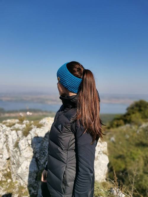 Tyrkysová háčkovaná merino čelenka — foto 6