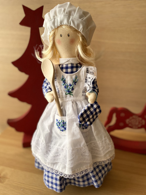 Kuchařinka ve vyšívané zástěrce — foto 3