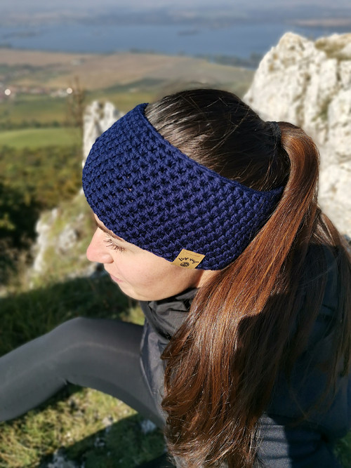 Tmavě modrá háčkovaná merino čelenka — foto 2