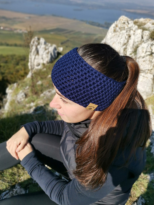 Tmavě modrá háčkovaná merino čelenka — foto 4