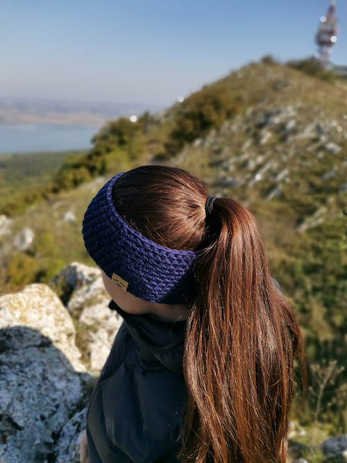 Tmavě modrá háčkovaná merino čelenka — foto 5
