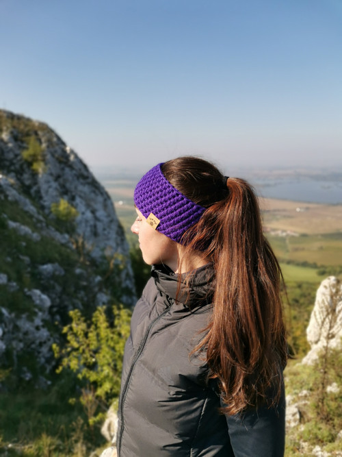 Fialová háčkovaná merino čelenka — foto 5