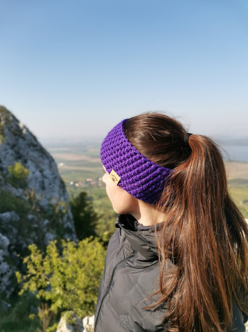 Fialová háčkovaná merino čelenka — foto 4