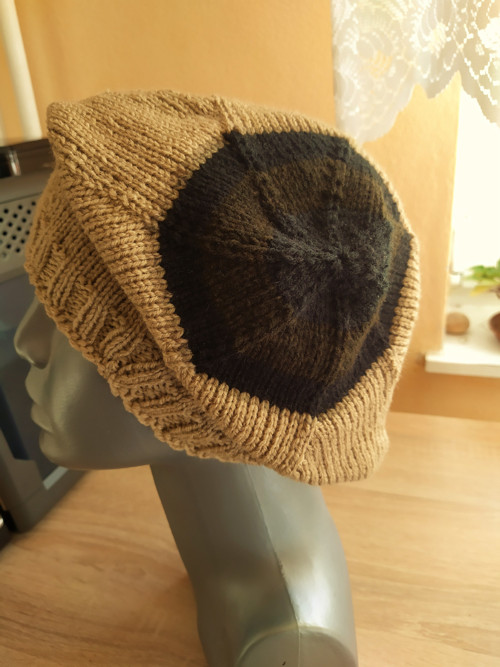 Lehký baret v hnědých tónech — foto 2