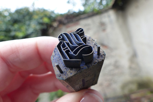 Monogram ...dřevěné razítko na textil, modrotisk — foto 2