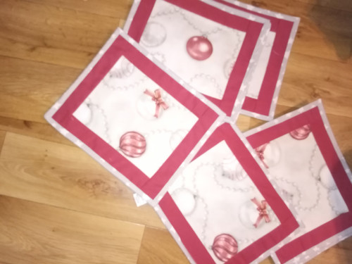 Vánoční prostírání s kouličkami — foto 3