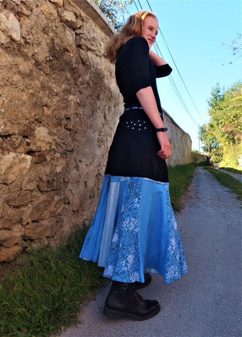 Dlouhá modro-černá sukně — foto 2