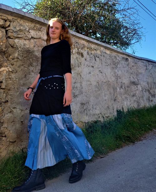 Dlouhá modro-černá sukně — foto 6