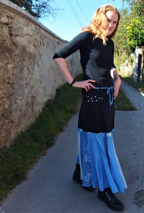 Dlouhá modro-černá sukně — foto 5