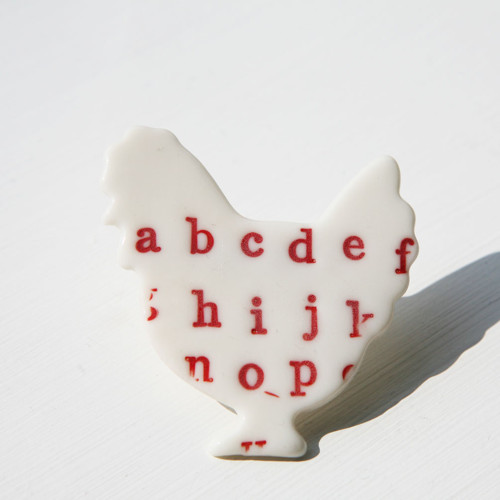Sečtělá Slepice Red (porcelánová brož) — foto 3