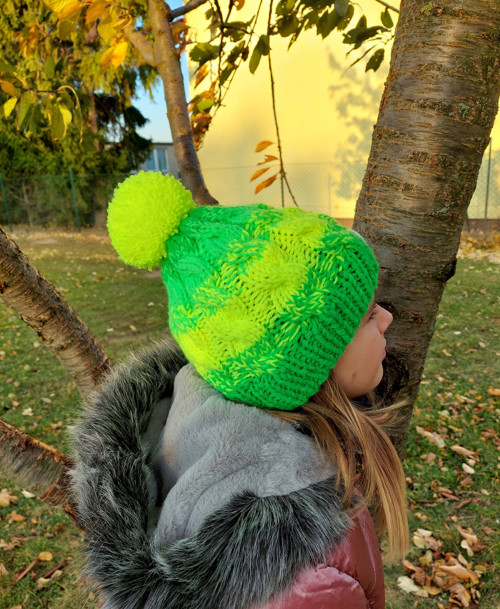 Pletená neonová čepička — foto 2