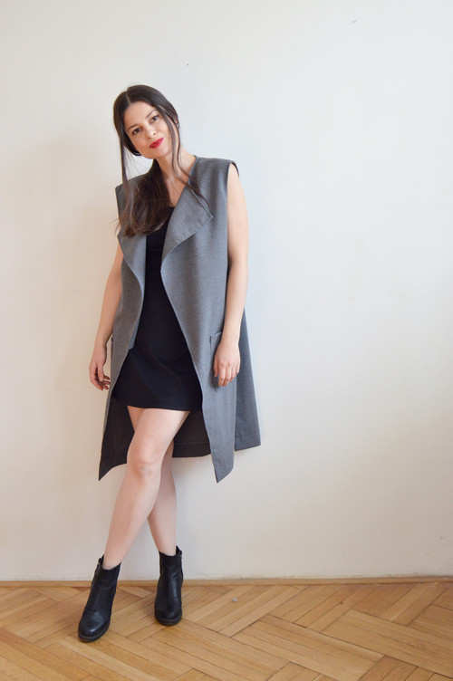 Šedá delší zavinovací vesta — foto 4