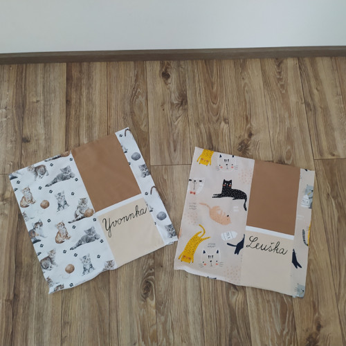Kočičkový polštář s kapsou a jménem — foto 2