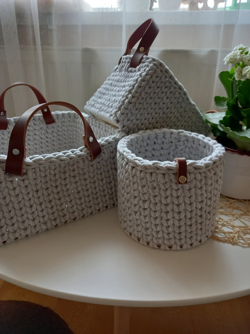 Háčkovaný košík světle šedá s uchy — foto 3