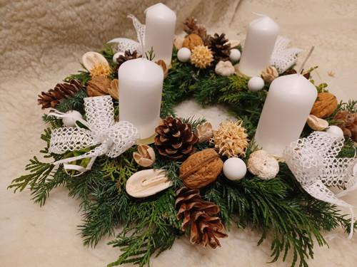 Bílý adventní věneček — foto 4