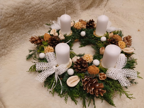 Bílý adventní věneček — foto 3
