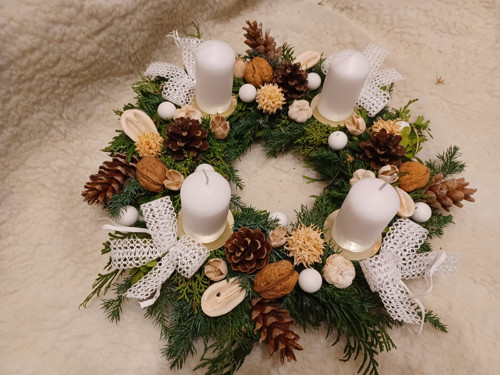 Bílý adventní věneček — foto 5