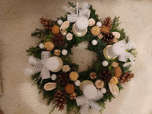 Bílý adventní věneček — foto 2