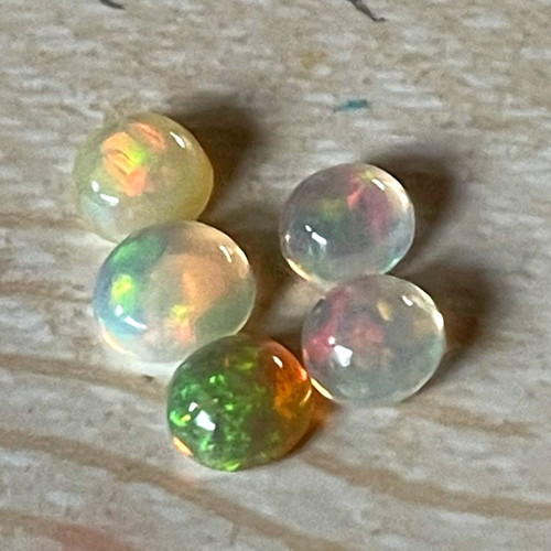 Etiopský opál kabošon ovál / 5x3mm (č.2) — foto 5