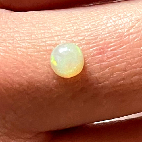 Etiopský opál kabošon ovál / 5x3mm (č.3) — foto 2