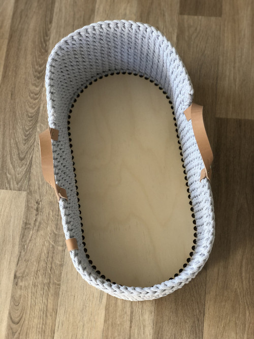 Háčkovaný košík pro panenku světle šedá — foto 4