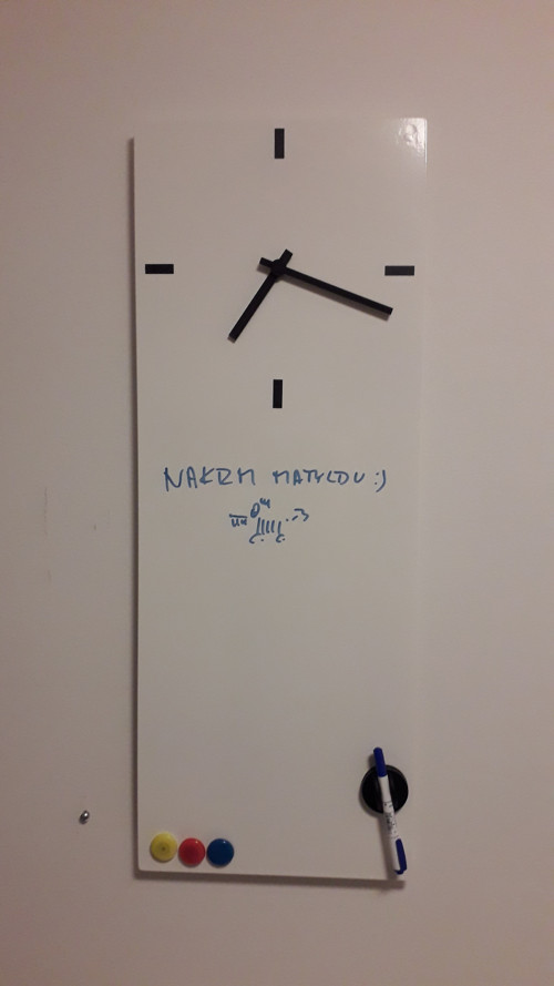 Magnetické hodiny s tabulí — foto 5