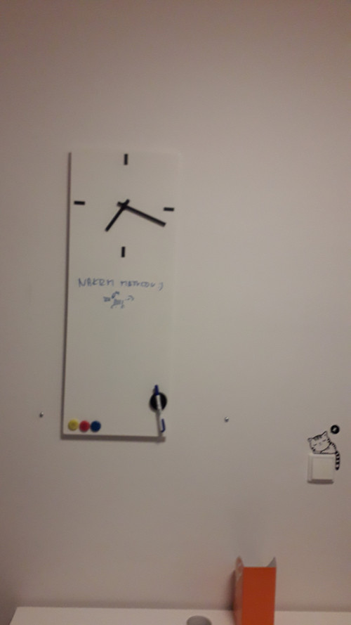 Magnetické hodiny s tabulí — foto 4