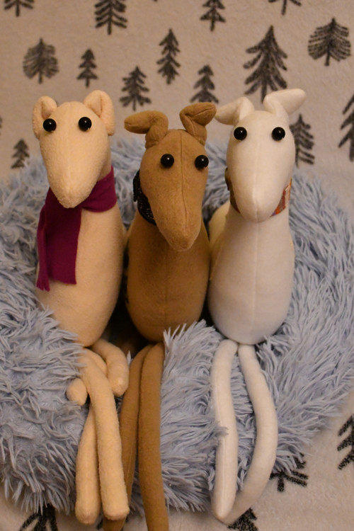 Chrt krémový se šálou — foto 2