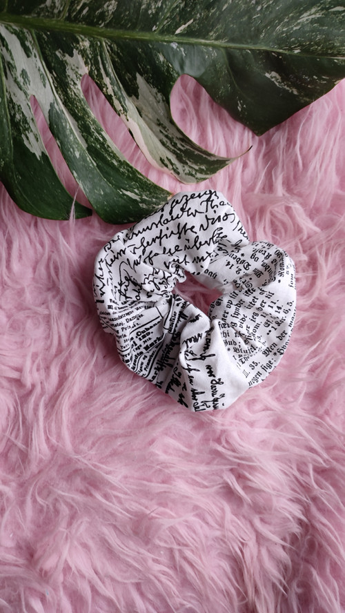 Scrunchie černobílá gumička do vlasů noviny — foto 2