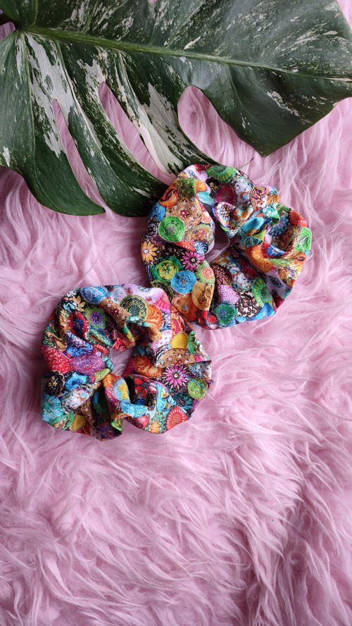 Scrunchie barevná gumička do vlasů knoflíky — foto 2