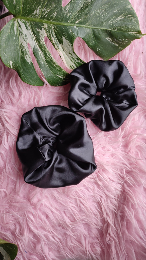 Scrunchie černá saténová gumička do vlasů — foto 2