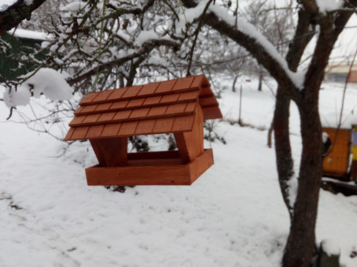Dřevěné krmítko - odstín hnedy — foto 3