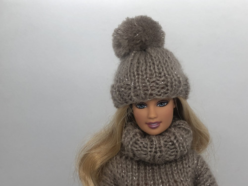 Čepice pro Barbie s bambulí béžová — foto 4