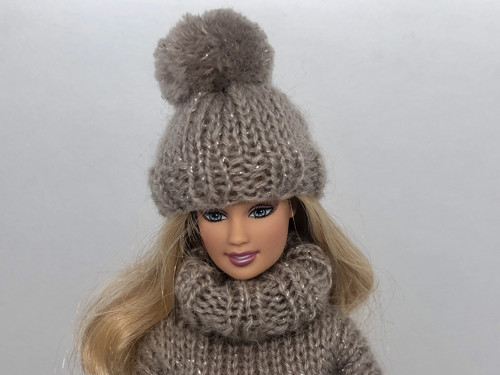 Čepice pro Barbie s bambulí béžová — foto 5