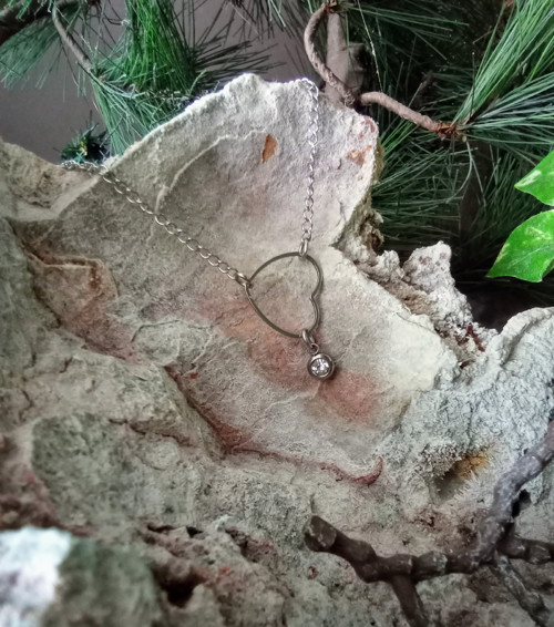 Ocelový náhrdelnik s kamínkem — foto 3