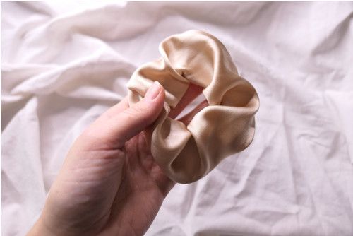 Gumička scrunchie krémová - 100% hedvábí — foto 3