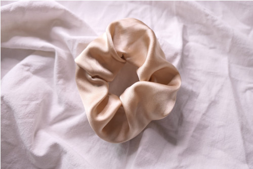 Gumička scrunchie krémová - 100% hedvábí — foto 2
