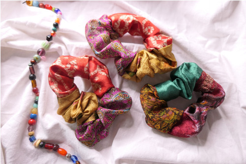 SLEVA: Gumička scrunchie etno II. - 100% hedvábí — foto 2