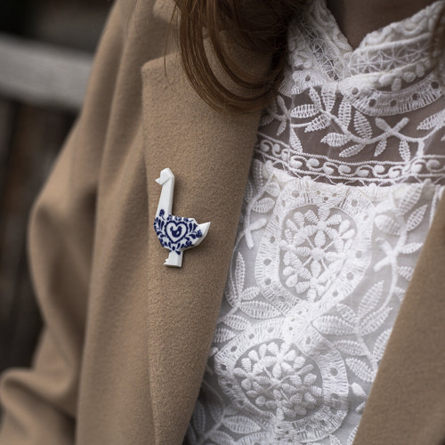 Porcelánová brož Kachna modro-bílá — foto 4