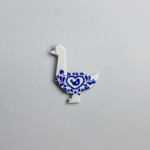 Porcelánová brož Kachna modro-bílá — foto 2