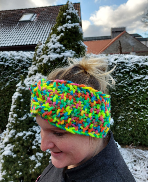 Pletená neonová čelenka — foto 2