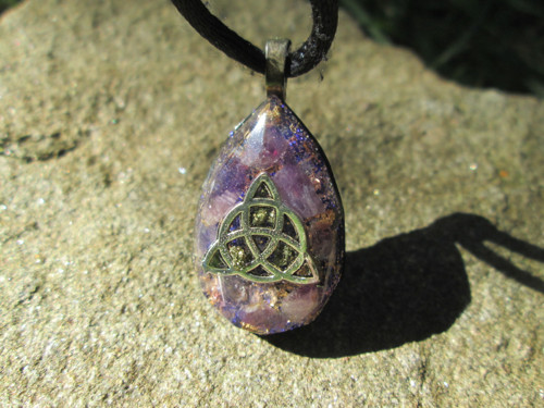 Org. šperk ,,Triquetra intelektu " s chalkopyritem — foto 2
