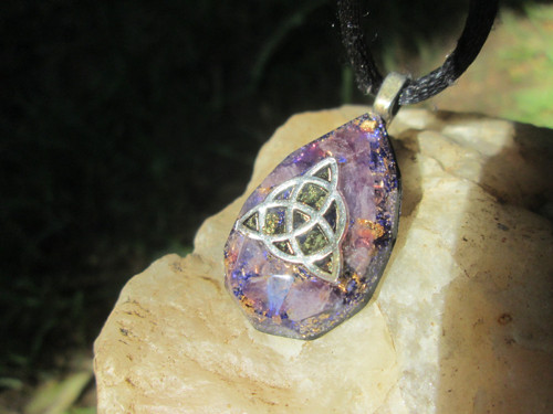 Org. šperk ,,Triquetra intelektu " s chalkopyritem — foto 3