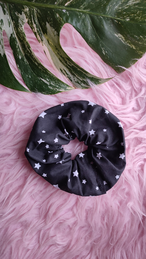 Scrunchie černá gumička do vlasů s hvězdičkama — foto 2