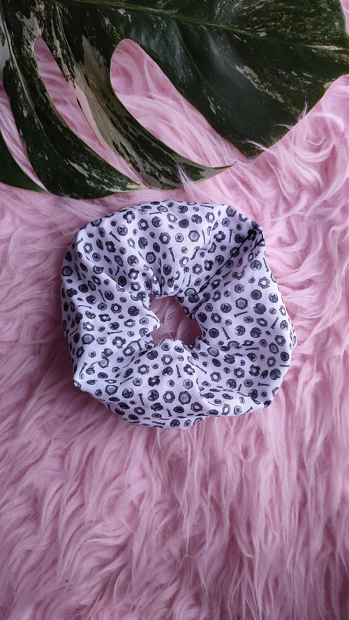 Scrunchie bílá gumička do vlasů s šroubkama — foto 2