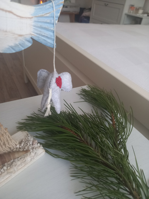 Slon, ozdobička z plsti. — foto 2