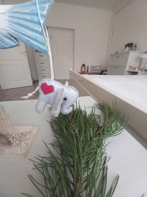 Slon, ozdobička z plsti. — foto 4