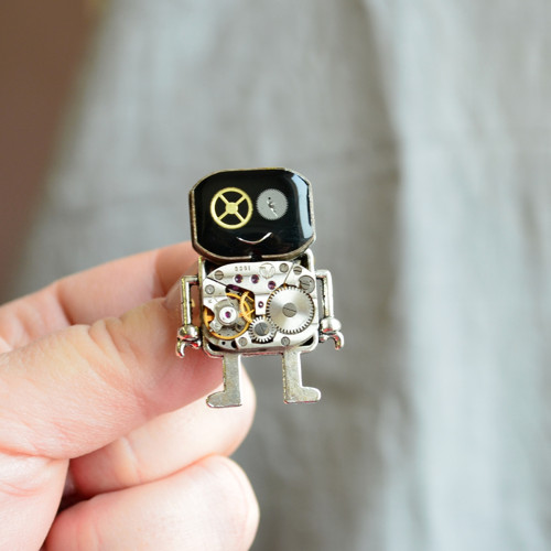 Robot z hodinek, brož — foto 2